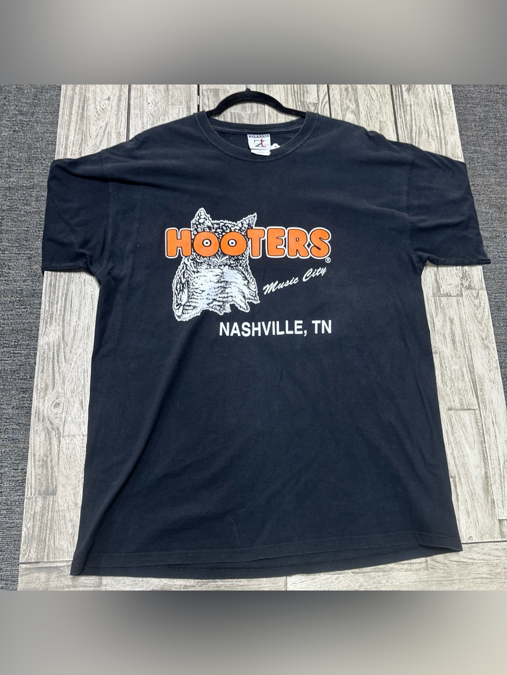 Vintage 90s Hooters Music City Nashville, Tennessee Graphic Tshirt Large Western